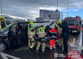 Cinco heridos en un accidente con cuatro vehículos implicados en la rotonda de acceso al Aeropuerto de Málaga