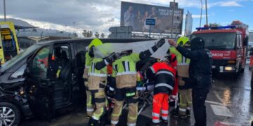 Cinco heridos en un accidente con cuatro vehículos implicados en la rotonda de acceso al Aeropuerto de Málaga