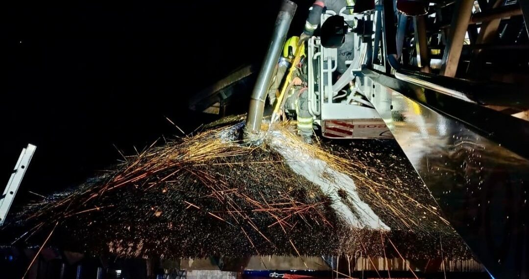 Bomberos actúan para sofocar un incendio en el chiringuito Sonora de Estepona