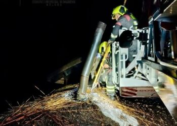 Bomberos actúan para sofocar un incendio en el chiringuito Sonora de Estepona