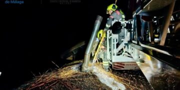 Bomberos actúan para sofocar un incendio en el chiringuito Sonora de Estepona