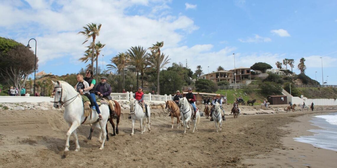 Mijas celebra el 21 de marzo una nueva Ruta Ecuestre por la playa de La Cala