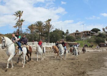 Mijas celebra el 21 de marzo una nueva Ruta Ecuestre por la playa de La Cala