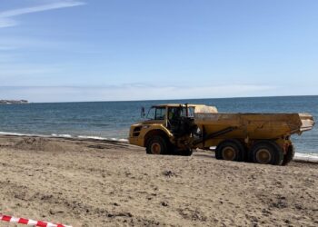 Mijas inicia los trabajos de regeneración de las playas afectadas por los temporales para  aportar 14.000 metros cúbicos de arena