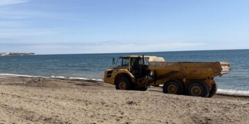 Mijas inicia los trabajos de regeneración de las playas afectadas por los temporales para  aportar 14.000 metros cúbicos de arena