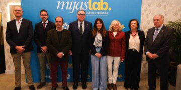 La Junta destaca el liderazgo turístico de Mijas y reclama soluciones urgentes para garantizar la conectividad en la Costa del Sol