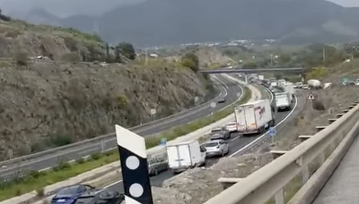 Un incidente a la altura de La Cala provoca más de 10 kilómetros de retenciones en la A-7