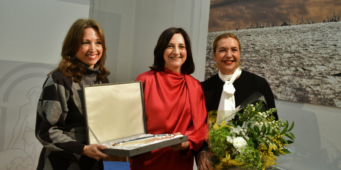 La Junta reconoce la labor de la jefa de Urbanismo por “abrir la puerta al progreso de nuestro municipio y al avance de las empresas”