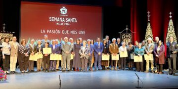 Mijas reconoce la labor religiosa y solidaria de las hermandades de la Semana Santa en un acto honorífico