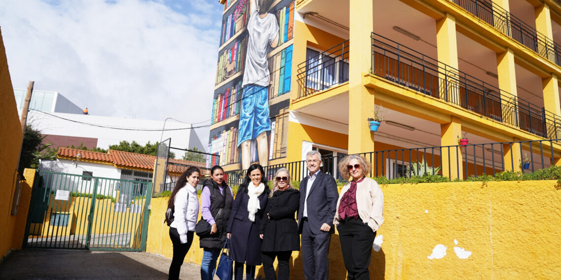 El Ayuntamiento de Estepona colabora con la creación de un nuevo mural artístico en el CEIP Santo Tomás de Aquino