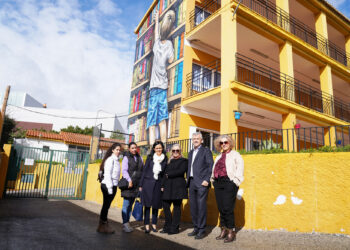 El Ayuntamiento de Estepona colabora con la creación de un nuevo mural artístico en el CEIP Santo Tomás de Aquino