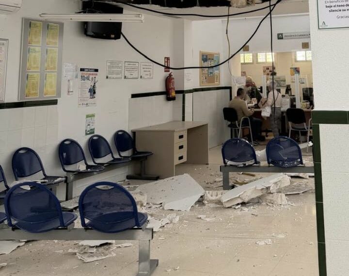 Cae parte del techo de una sala de espera del centro de salud de San Miguel en Torremolinos