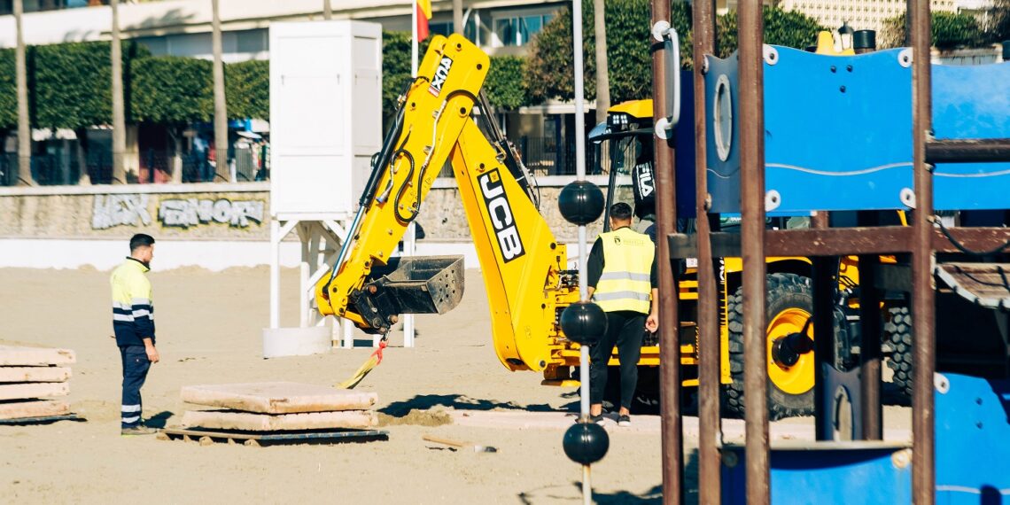 Renovados más de 1.000 metros de pasarelas en las playas de Marbella y ampliados a tres metros de anchura para mejorar la accesibilidad