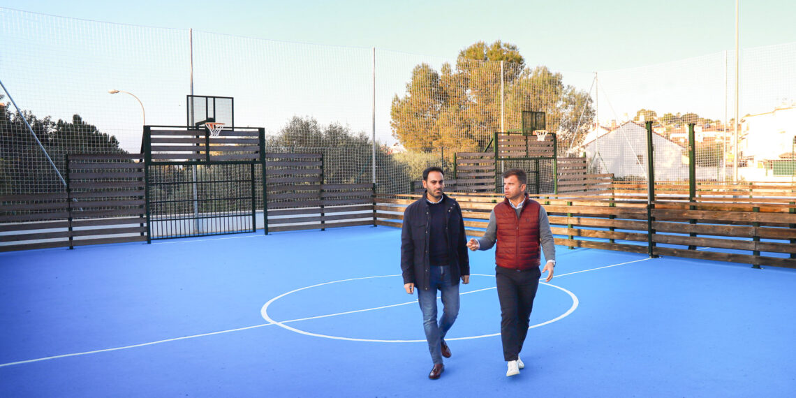 Marbella continúa mejorando las instalaciones deportivas de sus barrios con la renovación de las pistas de La Torrecilla