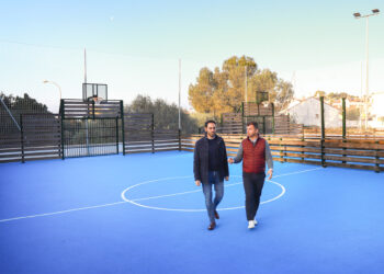 Marbella continúa mejorando las instalaciones deportivas de sus barrios con la renovación de las pistas de La Torrecilla