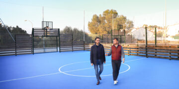 Marbella continúa mejorando las instalaciones deportivas de sus barrios con la renovación de las pistas de La Torrecilla