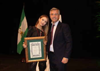 El Ayuntamiento destinará un espacio público de la ciudad a Ana Mena, la artista de Estepona con mayor proyección internacional