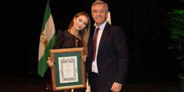 El Ayuntamiento destinará un espacio público de la ciudad a Ana Mena, la artista de Estepona con mayor proyección internacional