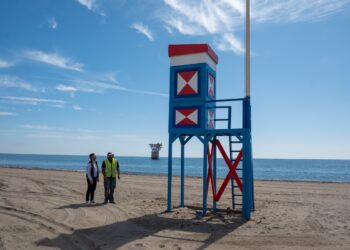 Marbella renueva la imagen de su litoral con la transformación artística de sus 19 torretas de salvamento