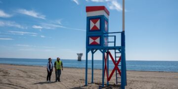 Marbella renueva la imagen de su litoral con la transformación artística de sus 19 torretas de salvamento