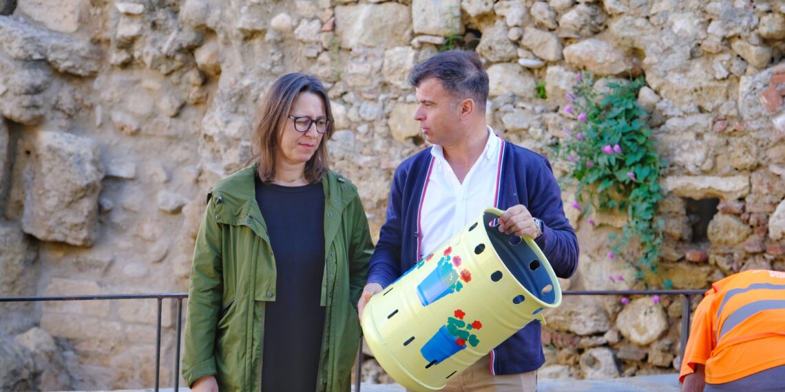 Marbella eleva a 75 las papeleras artísticas del Casco Antiguo tras la incorporación de 25 nuevas unidades creadas por Ana Ortiz