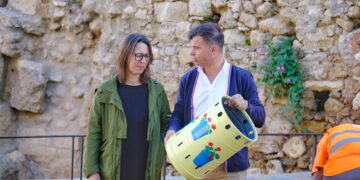 Marbella eleva a 75 las papeleras artísticas del Casco Antiguo tras la incorporación de 25 nuevas unidades creadas por Ana Ortiz