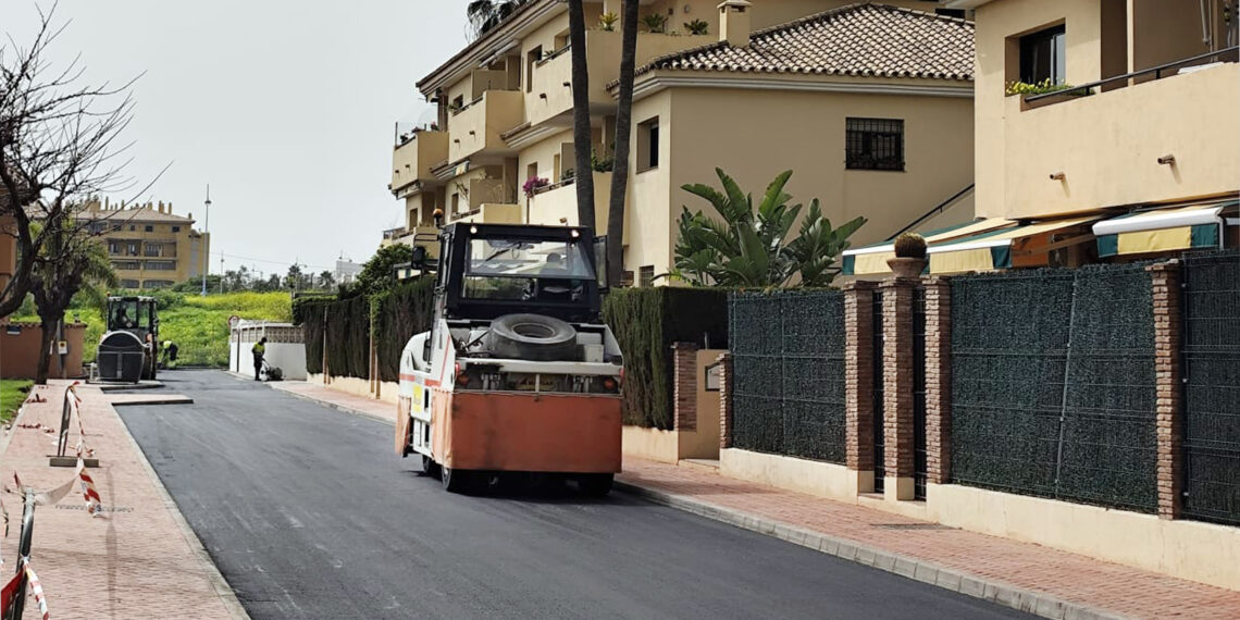 Marbella ultima la renovación integral de la calle Guadalmansa para mejorar la accesibilidad y la seguridad vial en Los Ángeles