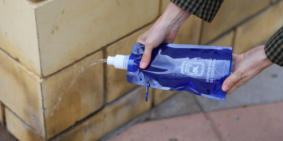 El Ayuntamiento de Fuengirola hará obligatorio el uso de botellitas para diluir los orines caninos en la vía pública