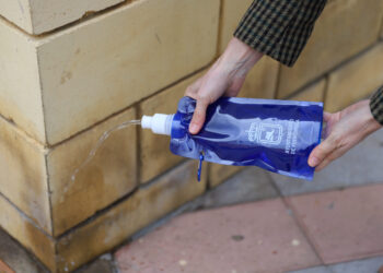 El Ayuntamiento de Fuengirola hará obligatorio el uso de botellitas para diluir los orines caninos en la vía pública