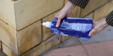 El Ayuntamiento de Fuengirola hará obligatorio el uso de botellitas para diluir los orines caninos en la vía pública