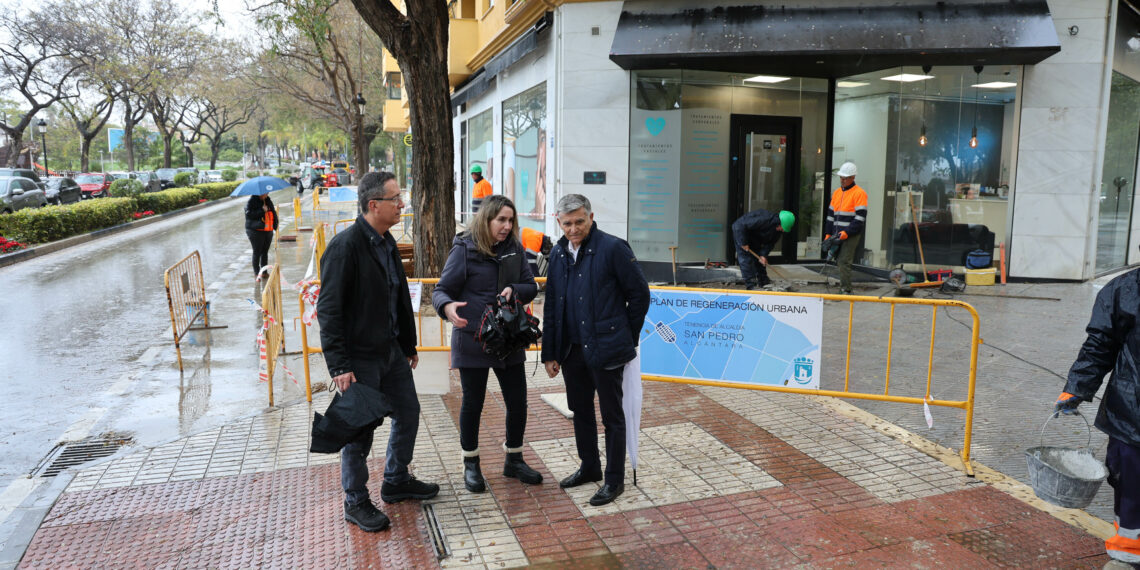 El Ayuntamiento trabaja en la mejora de la seguridad y la accesibilidad peatonal en la avenida Virgen del Rocío