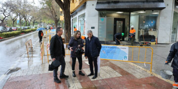 El Ayuntamiento trabaja en la mejora de la seguridad y la accesibilidad peatonal en la avenida Virgen del Rocío