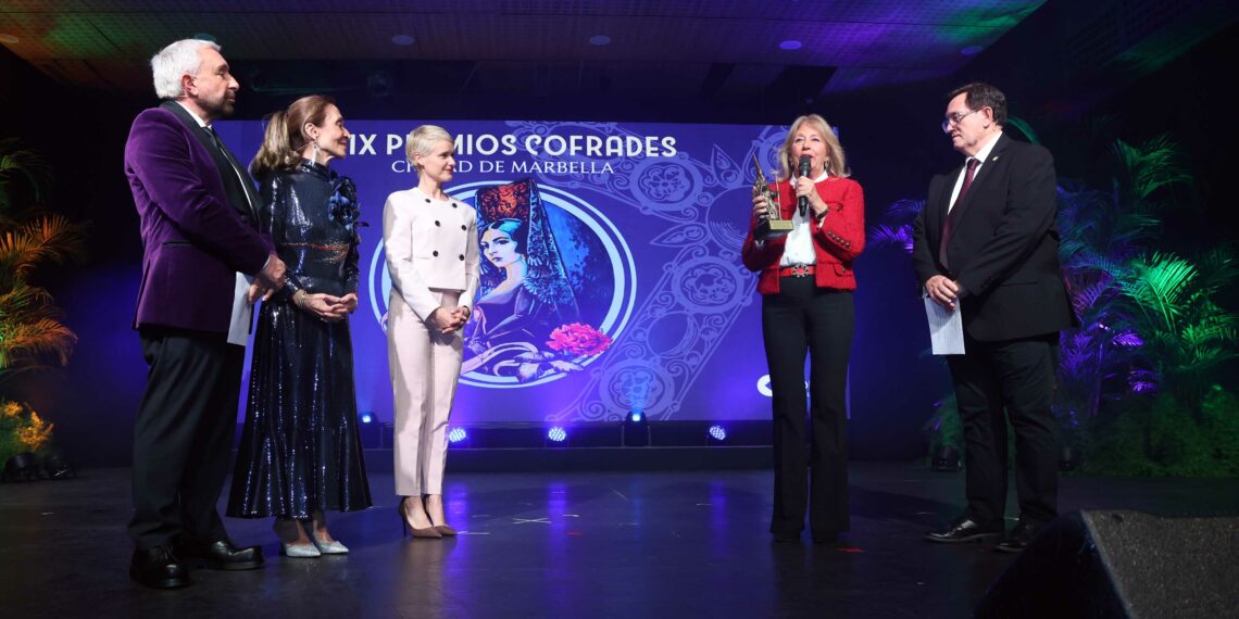 El pueblo de Adamuz recibe el Premio Cofrade de la Solidaridad en Marbella