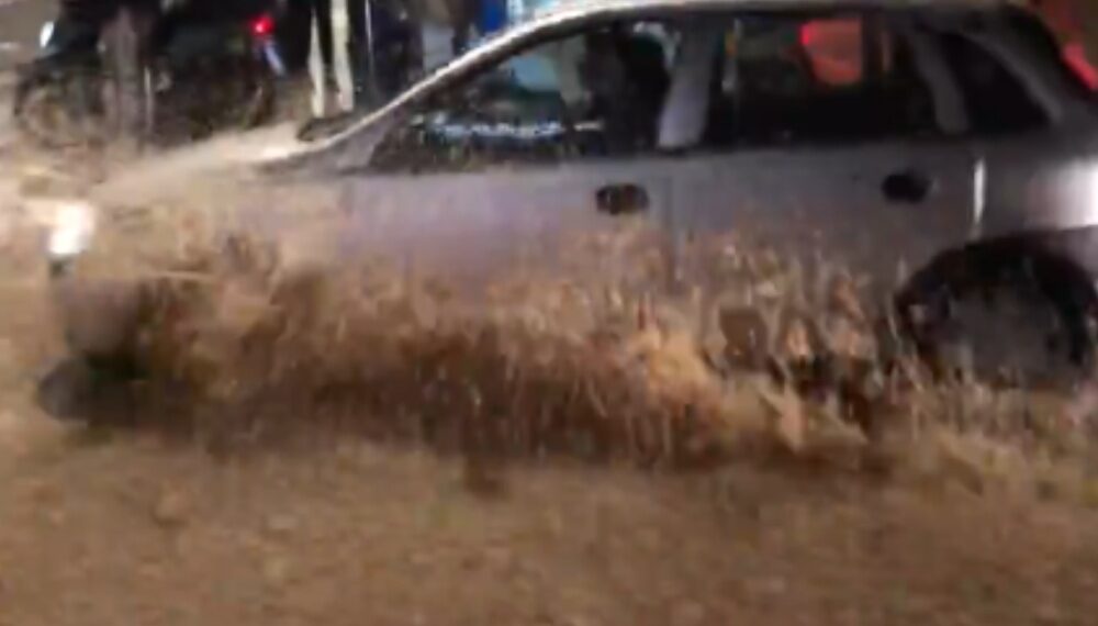 La rotura de una tubería provoca un río de agua en el barrio malagueño de La Victoria