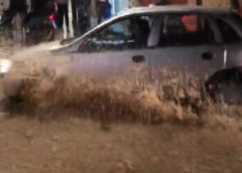 La rotura de una tubería provoca un río de agua en el barrio malagueño de La Victoria