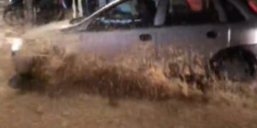 La rotura de una tubería provoca un río de agua en el barrio malagueño de La Victoria