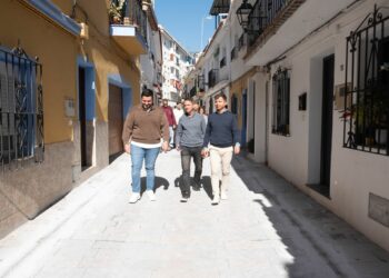 Marbella renueva el pavimento de la calle Santo Domingo para mejorar la seguridad vial