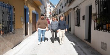 Marbella renueva el pavimento de la calle Santo Domingo para mejorar la seguridad vial