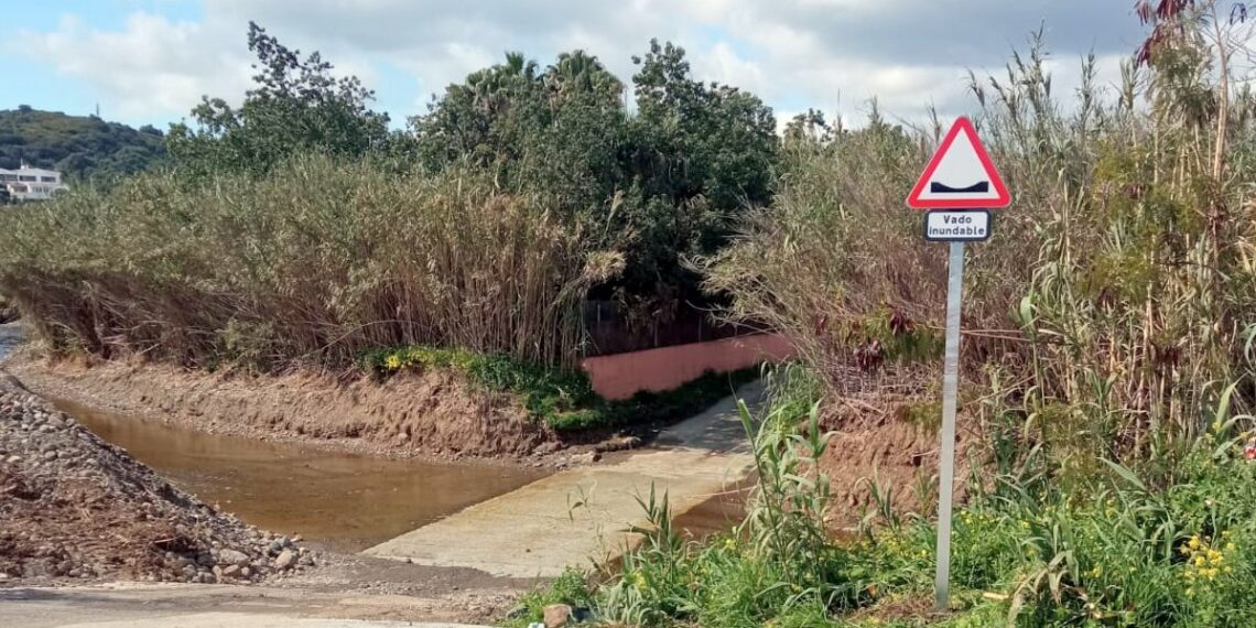 El Ayuntamiento de Estepona instala señalética en los vados de ríos para reforzar la seguridad vial