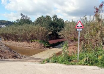 El Ayuntamiento de Estepona instala señalética en los vados de ríos para reforzar la seguridad vial