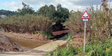 El Ayuntamiento de Estepona instala señalética en los vados de ríos para reforzar la seguridad vial