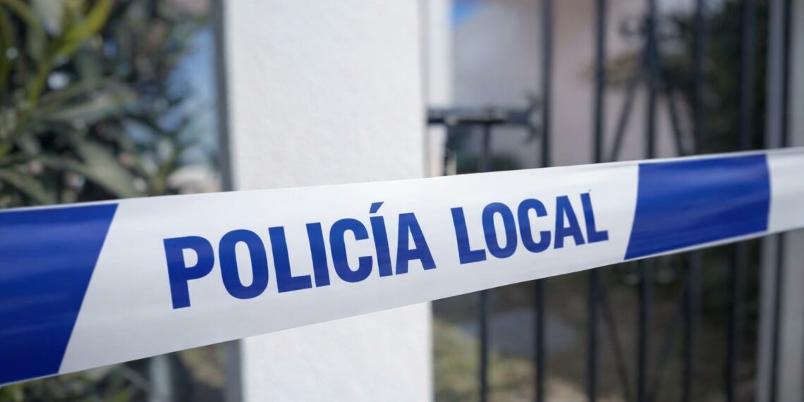 La Policía Local de Mijas detiene a una mujer tras okupar una vivienda en La Retama y agredir a los agentes durante el desalojo