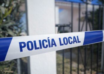 La Policía Local de Mijas detiene a una mujer tras okupar una vivienda en La Retama y agredir a los agentes durante el desalojo