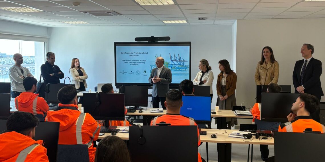 El Puerto de Málaga impulsa la formación impartiendo sobre manipulación de mercancías
