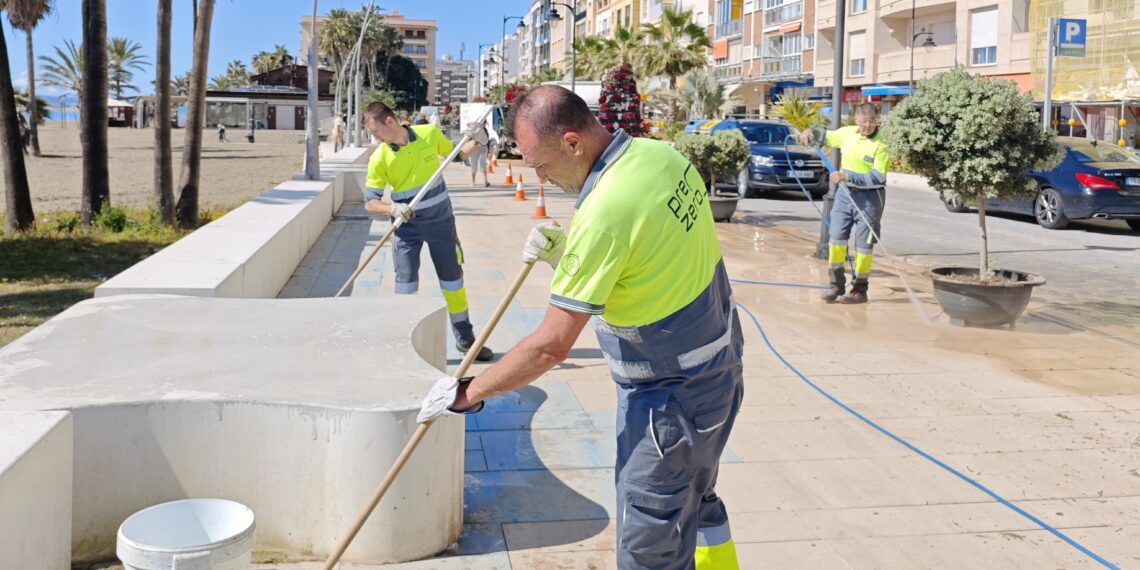 Estepona intensifica las labores de limpieza de cara a Semana Santa con más personal y maquinaria