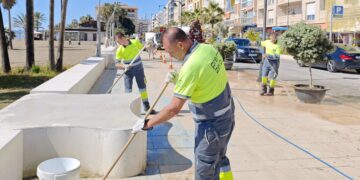 Estepona intensifica las labores de limpieza de cara a Semana Santa con más personal y maquinaria