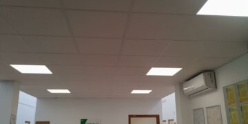 El techo de la sala de espera del centro de salud de San Miguel ya ha sido reparado y sustituido