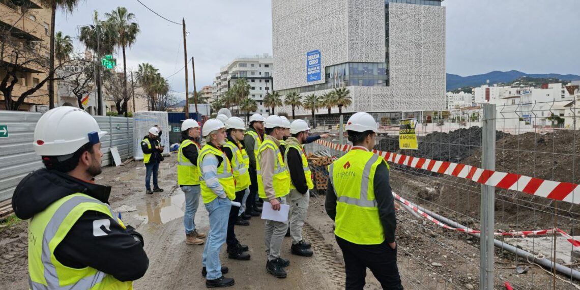 Estudiantes de Ingeniería de Granada visitan las obras del bulevar de Estepona para conocer sus retos técnicos