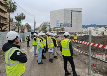 Estudiantes de Ingeniería de Granada visitan las obras del bulevar de Estepona para conocer sus retos técnicos