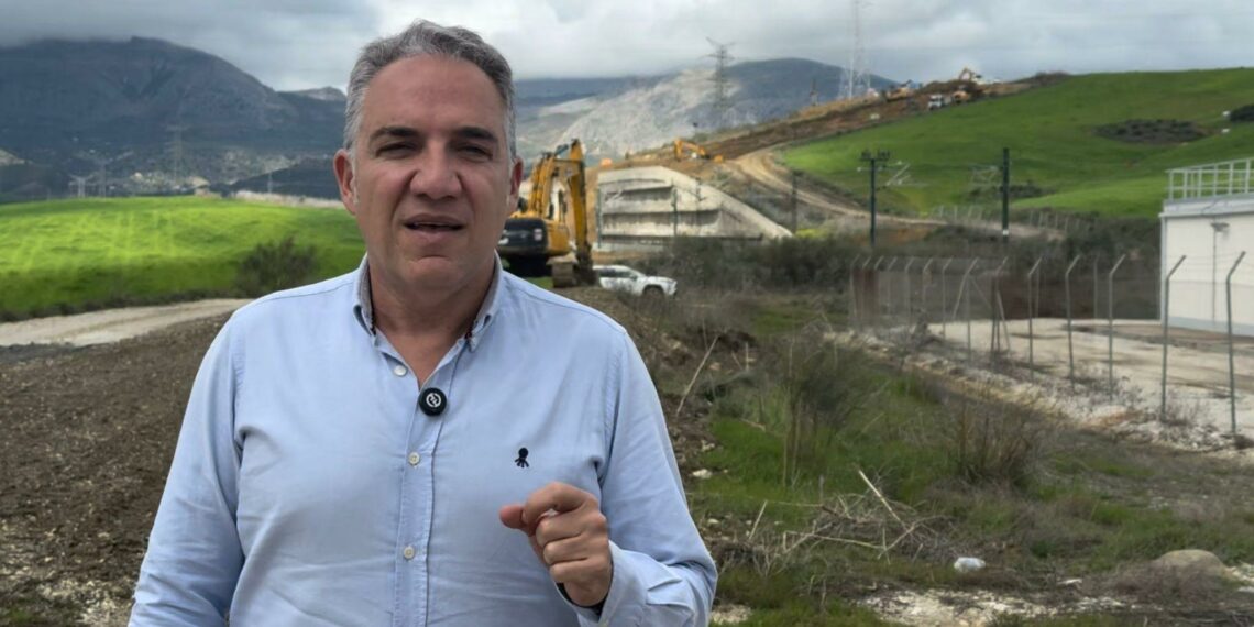 Bendodo critica la «lentitud» del Gobierno para arreglar el talud que mantiene a Málaga sin AVE directo a Madrid y con «pérdidas millonarias»